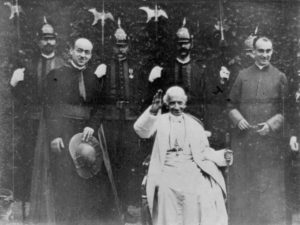 FOTOGRAMA CON LEON XIII (EL PRIMER SUMO PONÍFICE GRABADO)