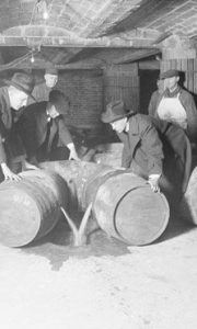 AGENTES DE PROHIBICIÓN DESTRUYENDO BARRILES DE ALCOHOL EN 1921
