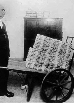 CIUDADANOS ALEMAN TRANSPORTANDO FAJOS DE BILLETES