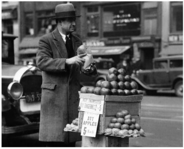 DESEMPLEADO VENDE EXCEDENTES DE MANZANAS EN LAS CALLES DE NUEVA YORK A FINALES DE 1929
