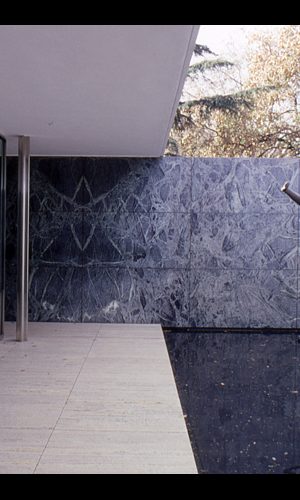 ESTANQUE TRASERO DEL PABELLÓN ALEMÁN PARA LA EXPOSICIÓN DE 1929 CON LA ESCULTURA LA MAÑANA AL FONDO