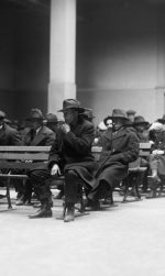 INMIGRANTES EUROPEOS DECLARADOS COMO RADICALES DE IZQUIERDA A LA ESPERA DE DEPORTACIÓN EN LA ISLA DE ELLIS (1920)