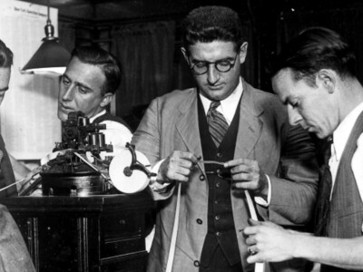 INVERSORES CONSULTANDO LAS COMPRAS Y VENTAS DE ACCIONES ANTES DE 1929