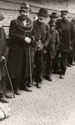 MENDIGOS ALEMANES HACIENDO COLA