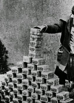 NIÑOS ALEMANES JUGANDO CON FAJOS DE BILLETES EN 1923