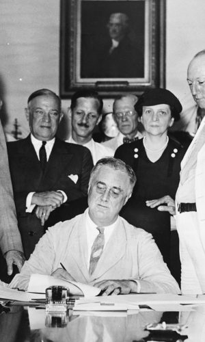 ROOSVELT FIRMA LA LEY DE SEGURIDAD SOCIAL DE 1935