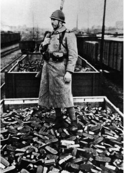 SOLDADO FRANCÉS EN UN TREN DE CARBÓN ALEMÁN REQUISADO (1923)