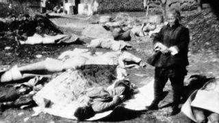 CADÁVER DE DOS ADOLESCENTES VIOLADAS Y APUÑALADAS, CON UNA BOTELLA Y UNA CAÑA EN SUS VAGINAS TRAS LA MASACRE DE NANKIN (CHINA) 1937