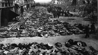 CENTENARES DE CUERPOS DE PRISIONEROS MUERTOS POR INANICIÓN O POR DISPAROS DE LA GESTAPO YACEN EN EL SUELO TRAS LA LIBERACIÓN DEL CAMPO DE CONCENTRACIÓN DE NORDHAUSEN (12 DE ABRIL DE 1945)