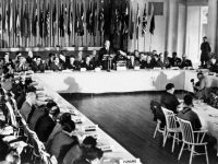 COMISIONADOS REUNIDOS EN BRETTON WOODS (JULIO DE 1944)
