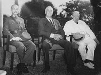 EL REPRESENTANTE CHINO CHIANG KAI-SHEK, ROOSVELT Y CHURCHILL EN EL CAIRO (NOVIEMBRE DE 1943)