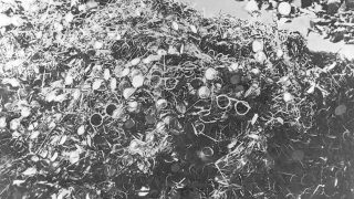 GAFAS Y OTRAS PERTENENCIAS DE LAS QUE ERAN DESPOJADOS ANTES DE SER GASEADOS EN AUSCHWITZ