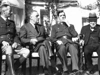 LOS LÍDERES DE LA FRANCIA LIBRE GIRAUD (A LA IZQUIERDA) Y DE GAULLE (TERCERO POR LA IZQUIERDA) JUNTO A CHURCHILL Y ROOSVELT EN CASABLANCA (ENERO DE 1943)