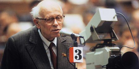 ANDRÉI SÁJAROV PREMIO NOBEL DE LA PAZ EN 1975