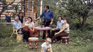 FAMILIA SOVIÉTICA EN UNA CASA DE VERANEO CERCA DE LENINGRADO EN 1981