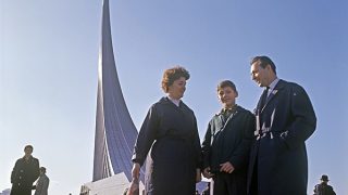 FAMILIA SOVIÉTICA JUNTO AL MONUMENTO A LOS CONQUISTADORES DEL COSMOS (1967)
