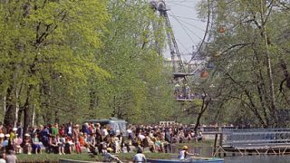 MOSCOVITAS EN EL PARQUE GORKY EN 1982