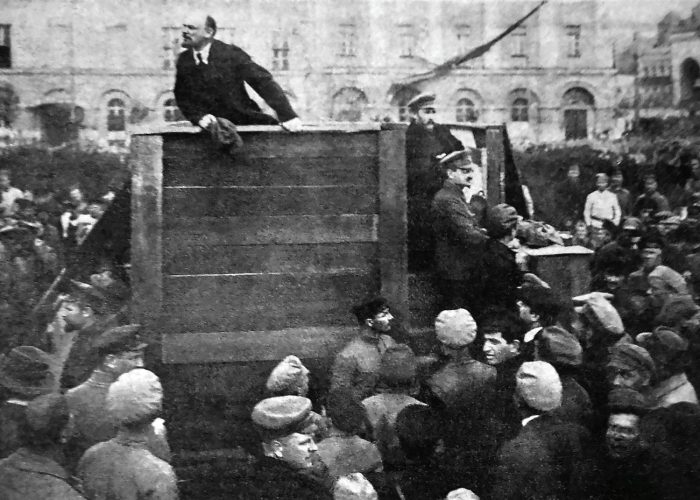 LENIN SE DIRIGE A MILITARES SOVIÉTICOS EN MOSCÚ CON TROTSKY A LA DERECHA